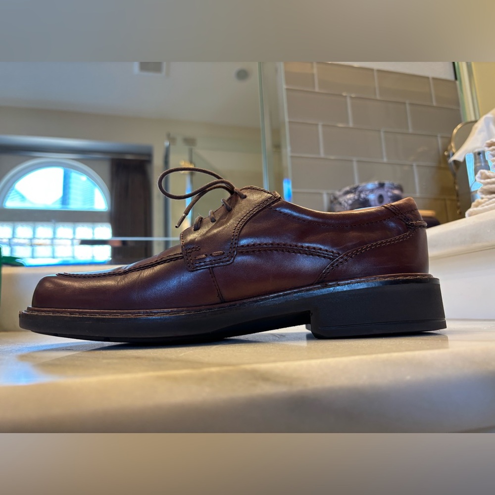 Men’s’ Ecco brown leather laced shoes in excellent condition. Size 40 (~8 US)